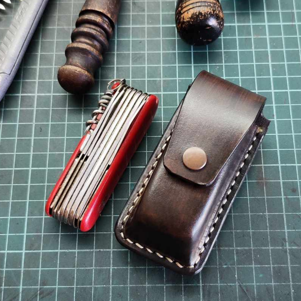 Funda de cuero hecha a mano con clip para cinturón para navaja suiza Champ