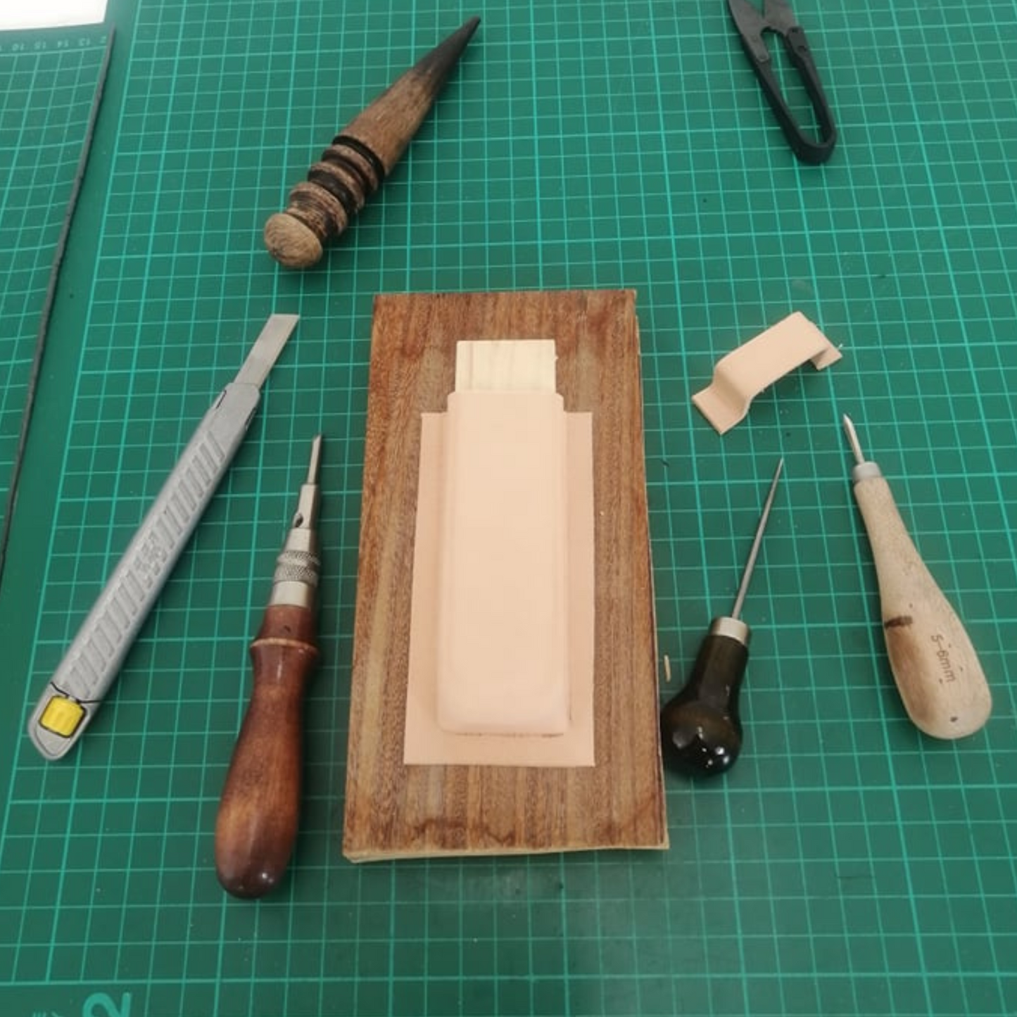 Custom Leather Horizontal Folding Knife Sheath