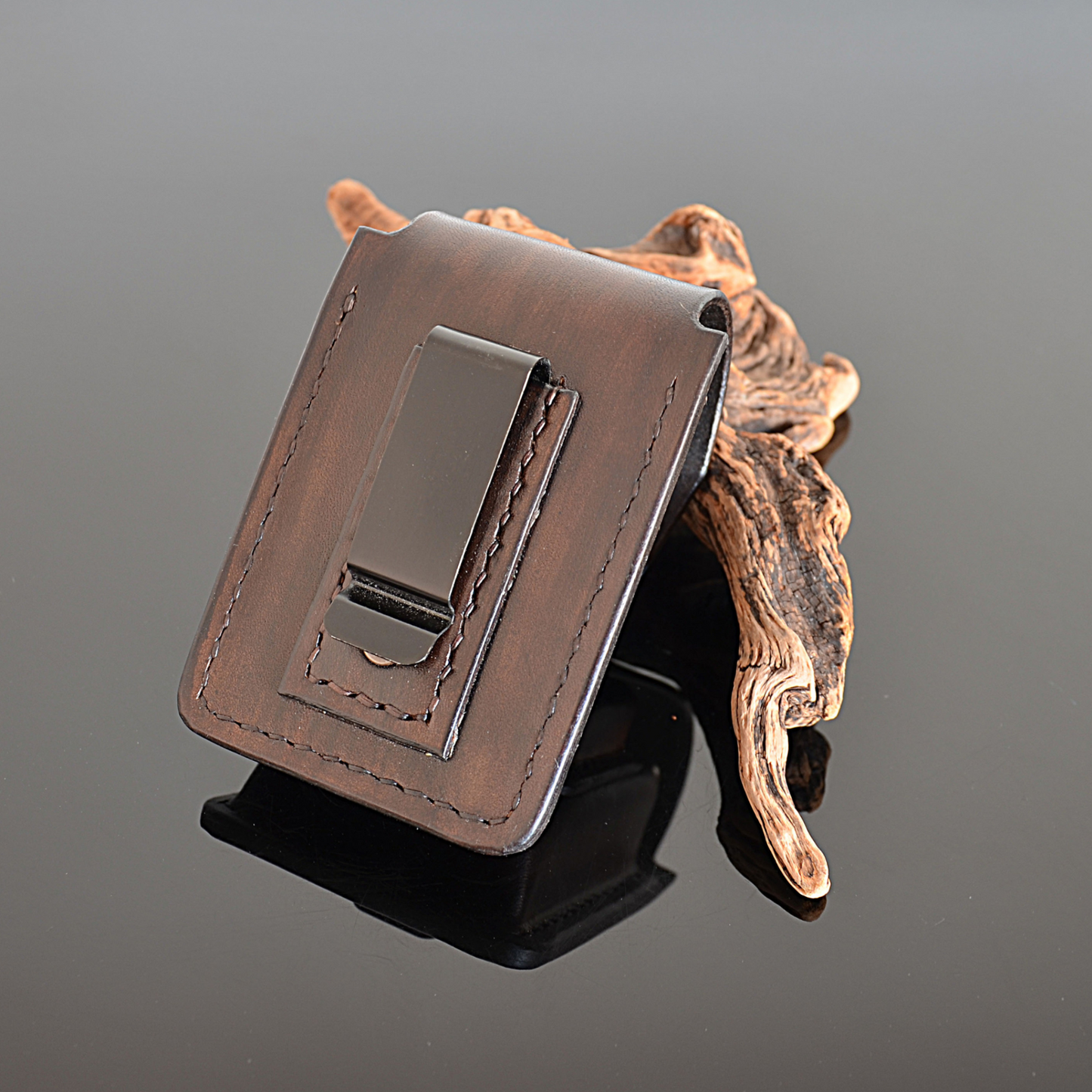 Étui à cigarettes en cuir avec porte-briquet